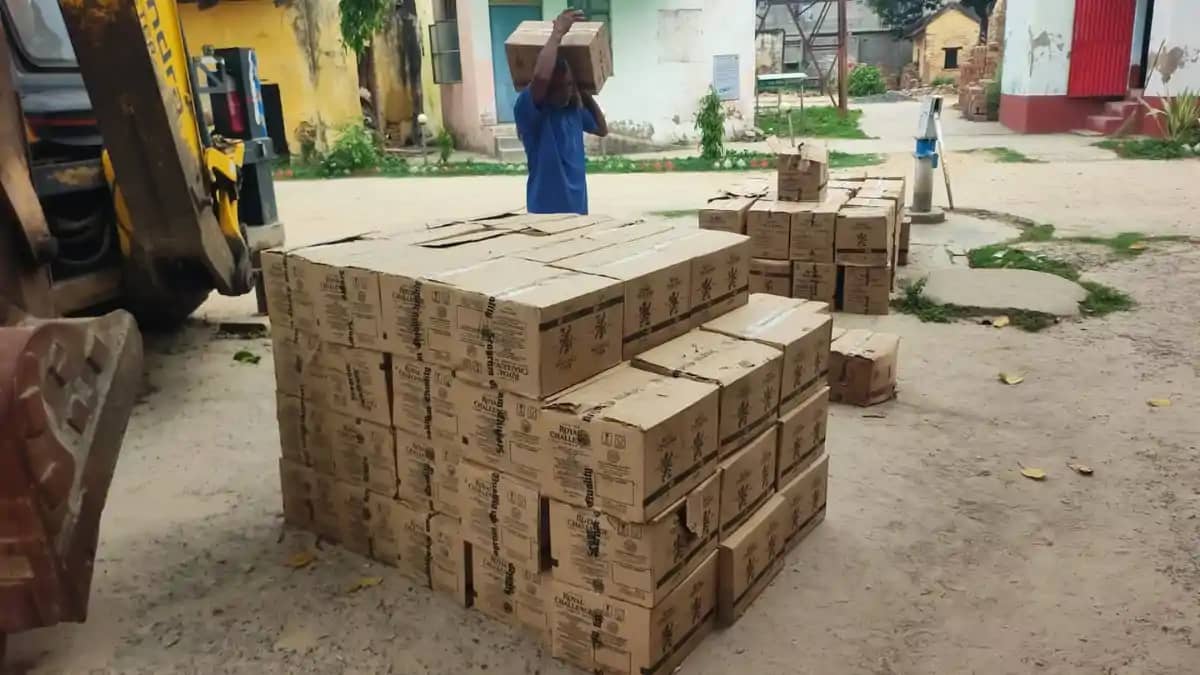 Bihar News : भागलपुर में ट्रक पर लोड विदेशी शराब की 149 पेटि Bihar News : भागलपुर में ट्रक पर लोड विदेशी शराब की 149 पेटि