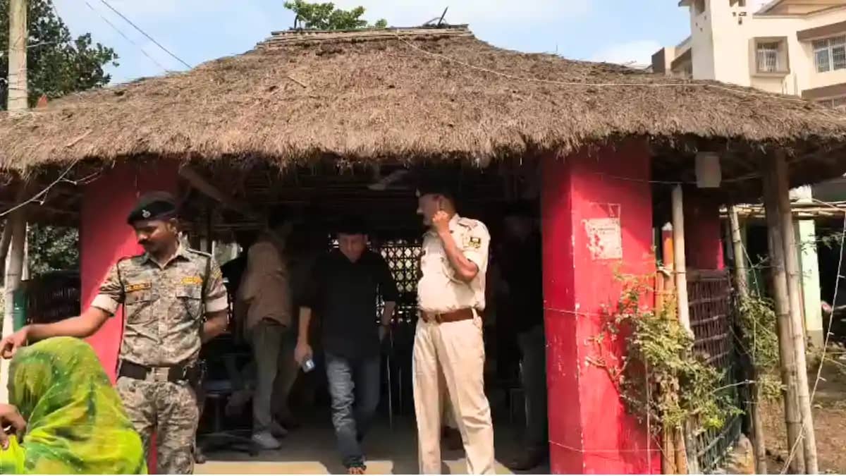 Bihar Crime : पूर्णिया में खौफनाक वारदात, घर में सो रहे किसा Bihar Crime : पूर्णिया में खौफनाक वारदात, घर में सो रहे किसा