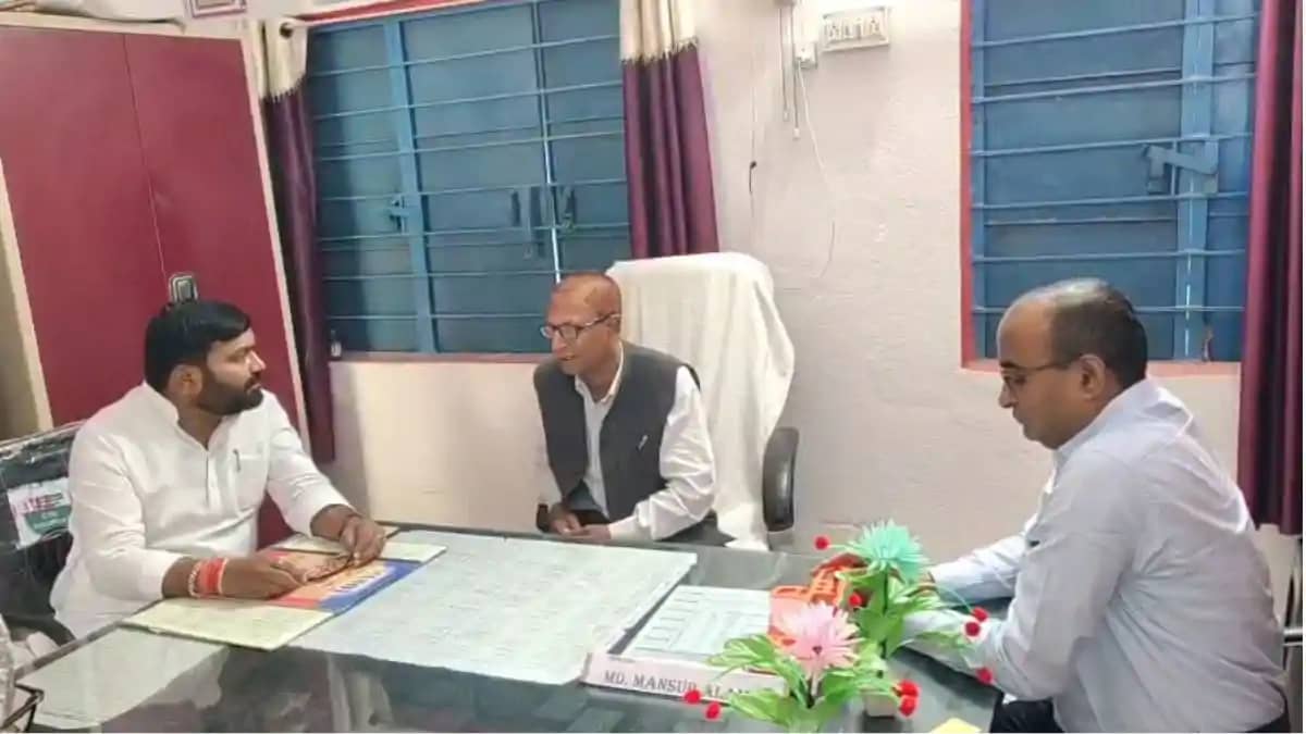 सरकारी विद्यालय बदहाली पर भड़के विधायक बशिष्ठ सिंह, कहा– “शि सरकारी विद्यालय बदहाली पर भड़के विधायक बशिष्ठ सिंह, कहा– “शि