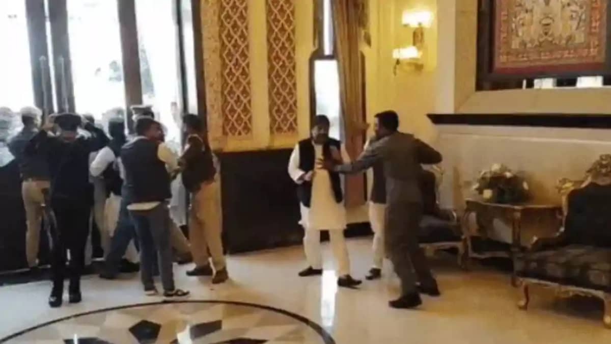 समाजवादी पार्टी के नेताओं को होटल से धक्के मारकर बाहर निकाला समाजवादी पार्टी के नेताओं को होटल से धक्के मारकर बाहर निकाला