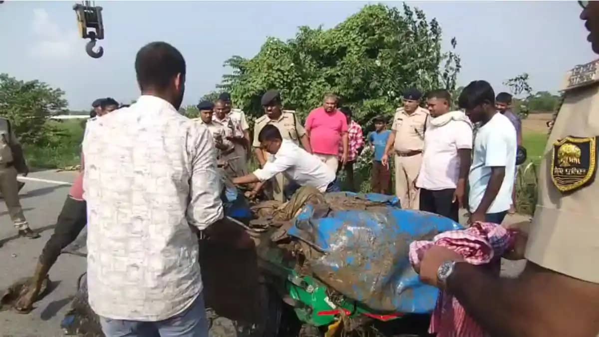 पटना में भीषण सड़क हादसा: कंटेनर की टक्कर से 20 फीट नीचे गड् पटना में भीषण सड़क हादसा: कंटेनर की टक्कर से 20 फीट नीचे गड्