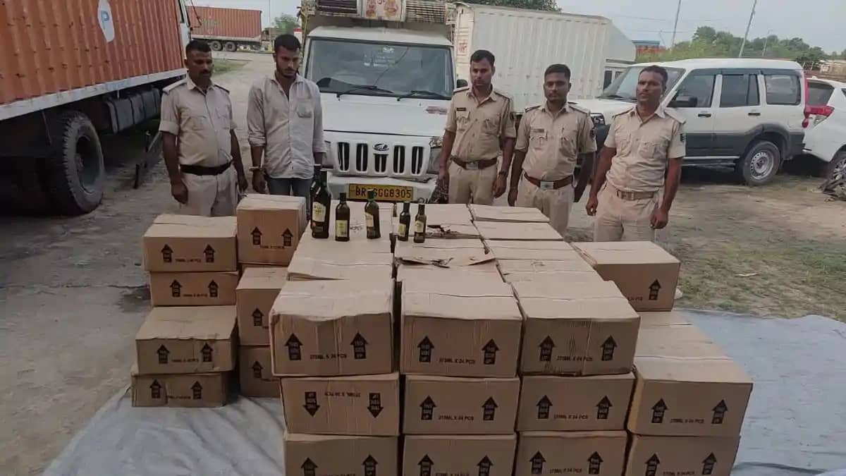 गया में शराब तस्करों पर बड़ी कार्रवाई : पिकअप से भारी मात्रा गया में शराब तस्करों पर बड़ी कार्रवाई : पिकअप से भारी मात्रा