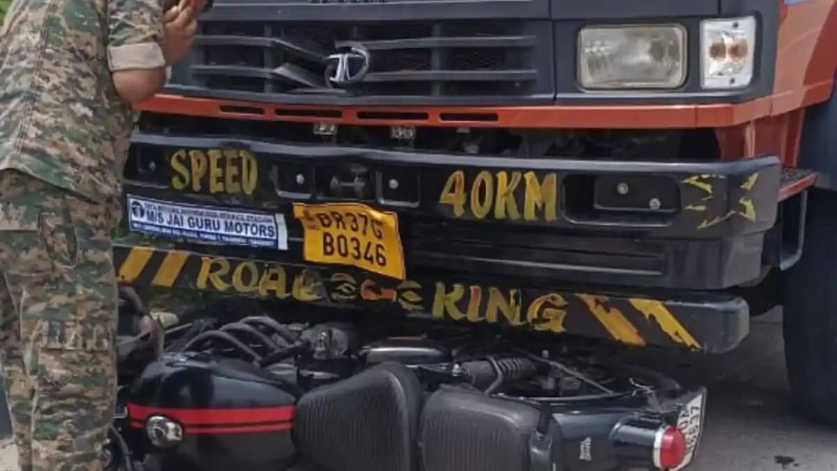 NH-80 पर भीषण सड़क हादसा: ट्रक के नीचे घुसी मोटरसाइकिल , बाइ NH-80 पर भीषण सड़क हादसा: ट्रक के नीचे घुसी मोटरसाइकिल , बाइ