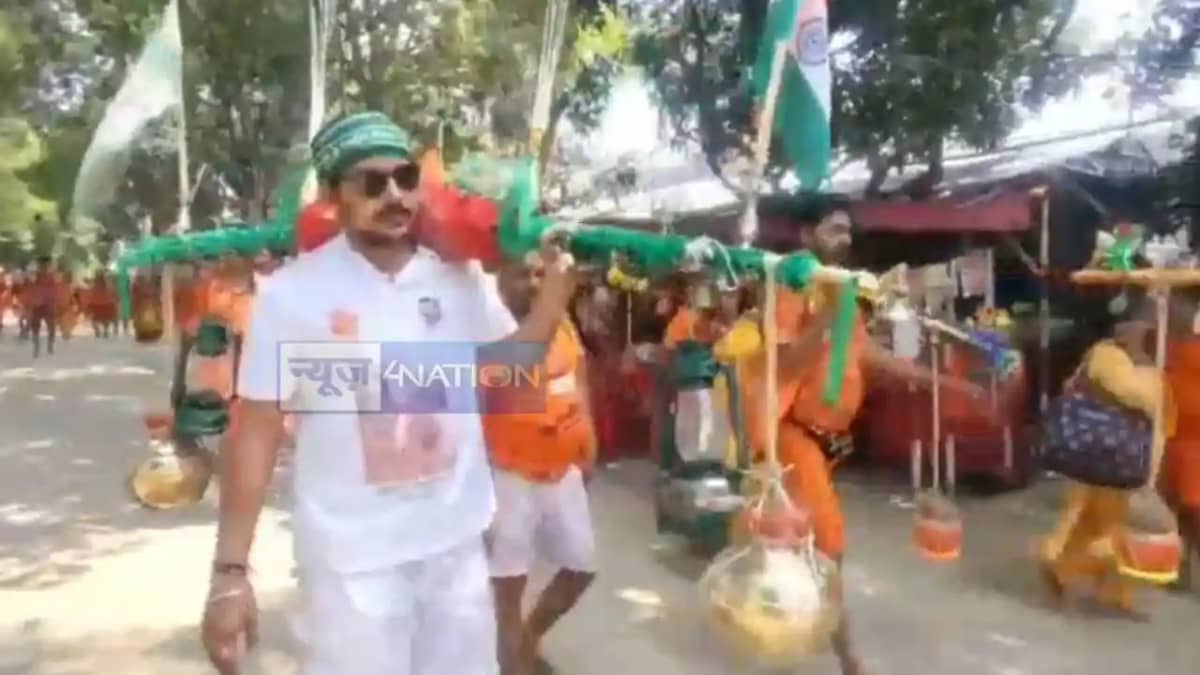 Kanwariya left for Deoghar carrying a Kanwar with a lantern Kanwariya left for Deoghar carrying a Kanwar with a lantern