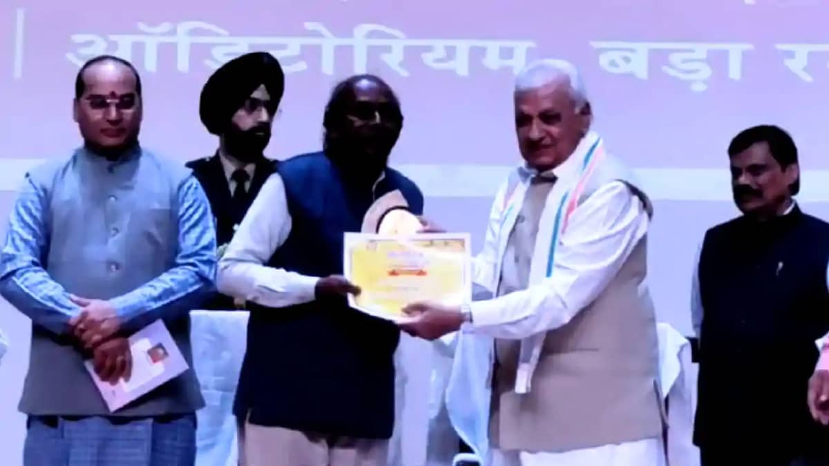 Bihar News : बेतिया में आयोजित भोजपुरिया कला हाट में शामिल ह Bihar News : बेतिया में आयोजित भोजपुरिया कला हाट में शामिल ह