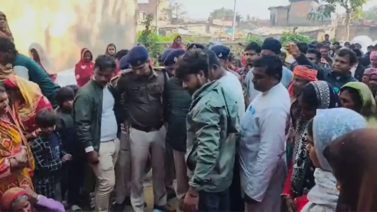 Bihar Crime : अहले सुबह घर के बाहर खून से सनी मिली लाश, हत्य Bihar Crime : अहले सुबह घर के बाहर खून से सनी मिली लाश, हत्य