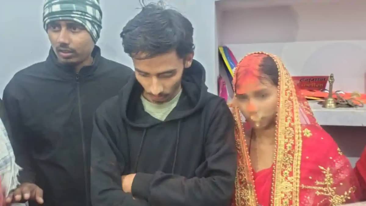 पकड़ौआ' स्टाइल शादी: नाबालिग से मिलने पहुंचा था प्रेमी, भीड़ पकड़ौआ' स्टाइल शादी: नाबालिग से मिलने पहुंचा था प्रेमी, भीड़