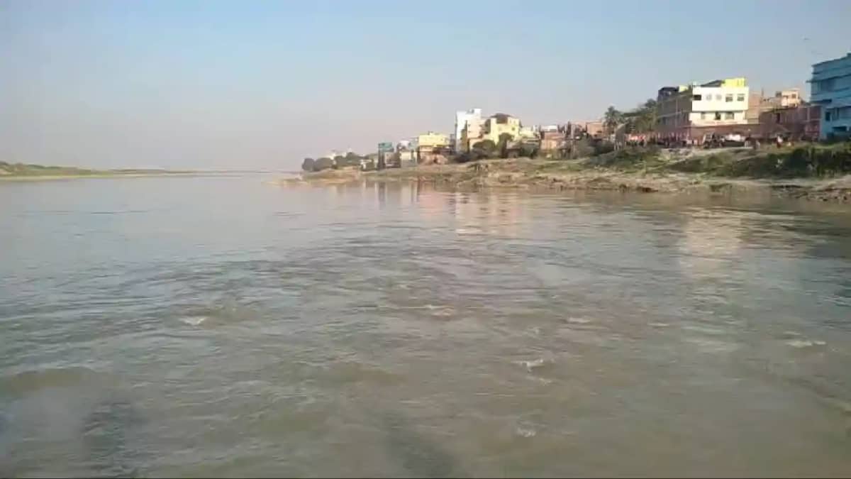 Bihar News : भागलपुर में गंगा किनारे रील्स बनाना युवक को पड़ा Bihar News : भागलपुर में गंगा किनारे रील्स बनाना युवक को पड़ा