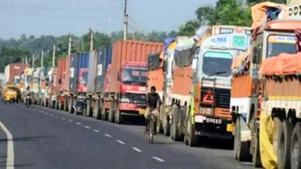 Bihar News : बक्सर में ट्रैफिक नियमों को लेकर परिवहन विभाग न Bihar News : बक्सर में ट्रैफिक नियमों को लेकर परिवहन विभाग न