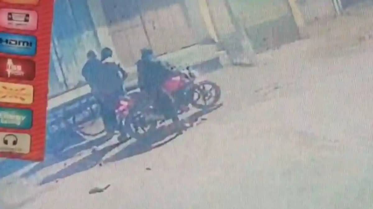 Bihar Crime: पुलिसिया अंदाज़ में घेराबंदी कर दवा कारोबारी से Bihar Crime: पुलिसिया अंदाज़ में घेराबंदी कर दवा कारोबारी से