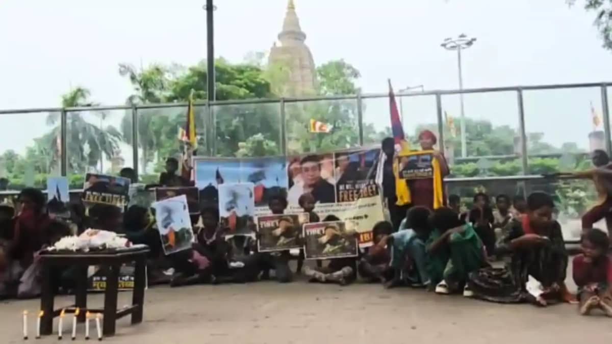Bihar News : महाबोधि मंदिर के बाहर तिब्बती महिलाओं ने शांतिप Bihar News : महाबोधि मंदिर के बाहर तिब्बती महिलाओं ने शांतिप
