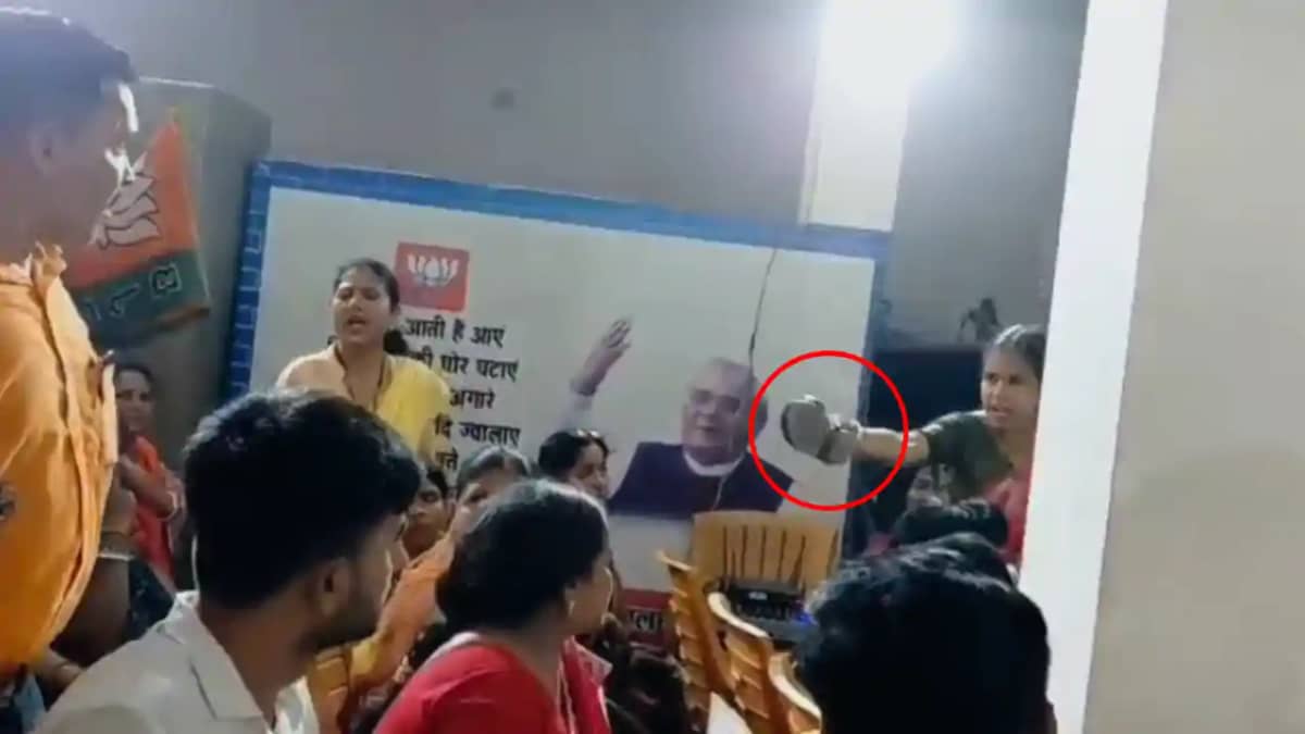 Bihar News : भीषण गर्मी में बैठक, स्टैंड फैन के लिए आपस में Bihar News : भीषण गर्मी में बैठक, स्टैंड फैन के लिए आपस में