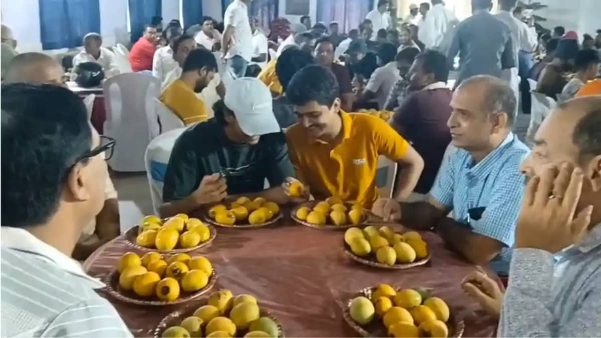 Bihar News : बेतिया में आम खाओ प्रतियोगिता का हुआ आयोजन, 37 Bihar News : बेतिया में आम खाओ प्रतियोगिता का हुआ आयोजन, 37