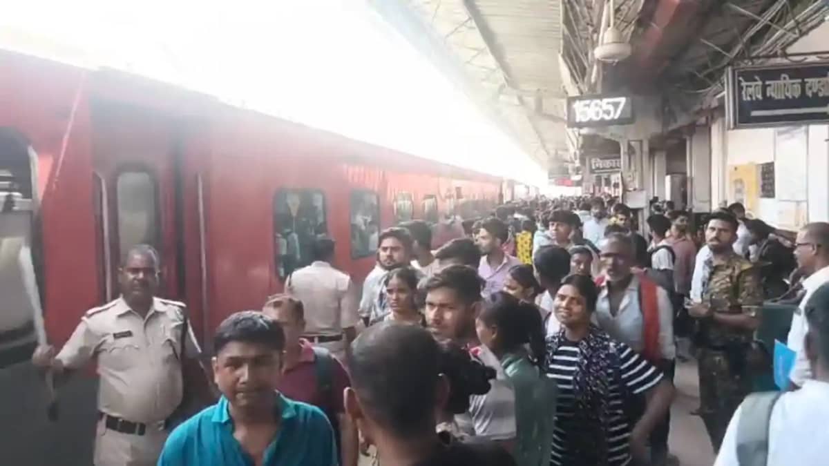 Bihar News : बिहार पुलिस भर्ती परीक्षा को लेकर आरा रेलवे स्ट Bihar News : बिहार पुलिस भर्ती परीक्षा को लेकर आरा रेलवे स्ट
