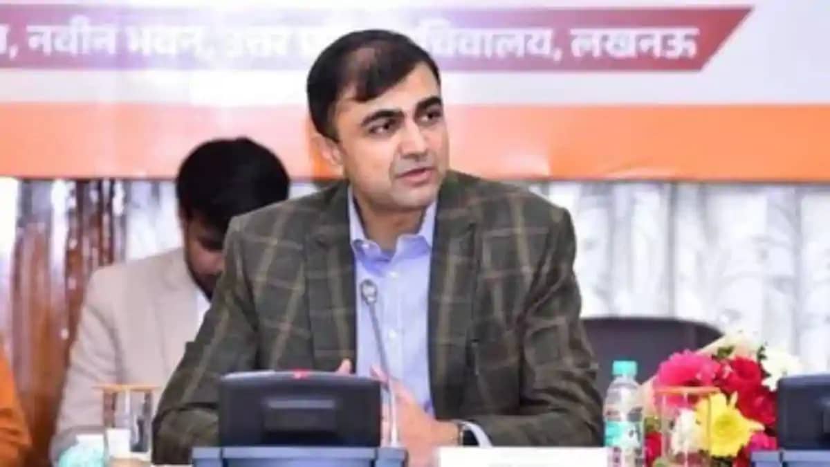 जमीन घोटाला और रिश्वत के आरोप: सस्पेंड हुए IAS की वापसी, जान जमीन घोटाला और रिश्वत के आरोप: सस्पेंड हुए IAS की वापसी, जान
