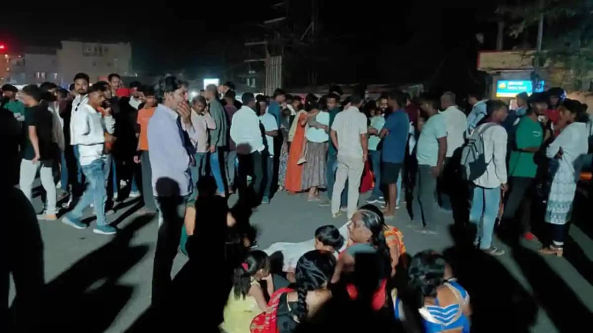 डोल मेला में 'मौत' का तांडव: बेकाबू कार ने दर्जनों को रौंदा डोल मेला में 'मौत' का तांडव: बेकाबू कार ने दर्जनों को रौंदा