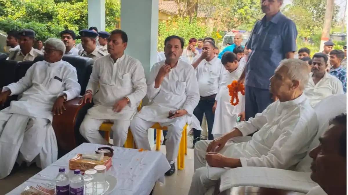 डिप्टी सीएम विजेंद्र प्रसाद यादव का गृह जिले में भव्य स्वाग डिप्टी सीएम विजेंद्र प्रसाद यादव का गृह जिले में भव्य स्वाग