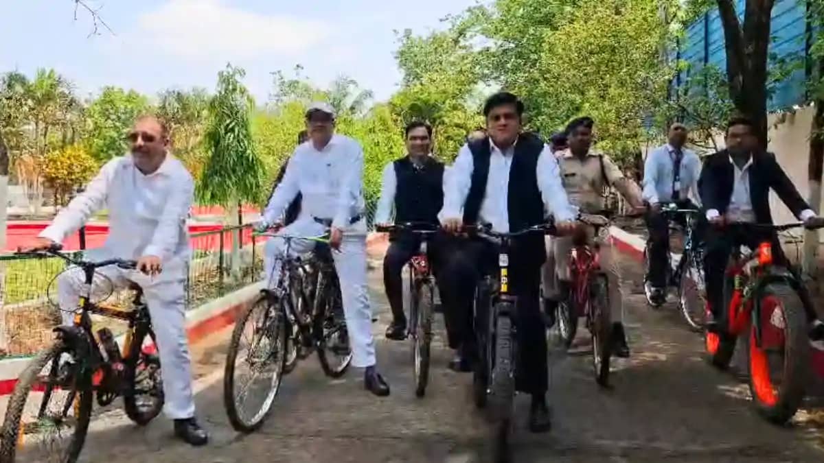 Bihar News : ईंधन बचत की अनूठी पहल, साइकिल से कोर्ट पहुंचे ब Bihar News : ईंधन बचत की अनूठी पहल, साइकिल से कोर्ट पहुंचे ब