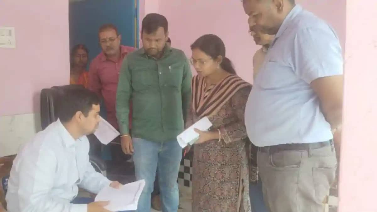डीएम ने एफआर रजिस्ट्रेशन और जनगणना कार्य का किया स्थलीय निरी डीएम ने एफआर रजिस्ट्रेशन और जनगणना कार्य का किया स्थलीय निरी