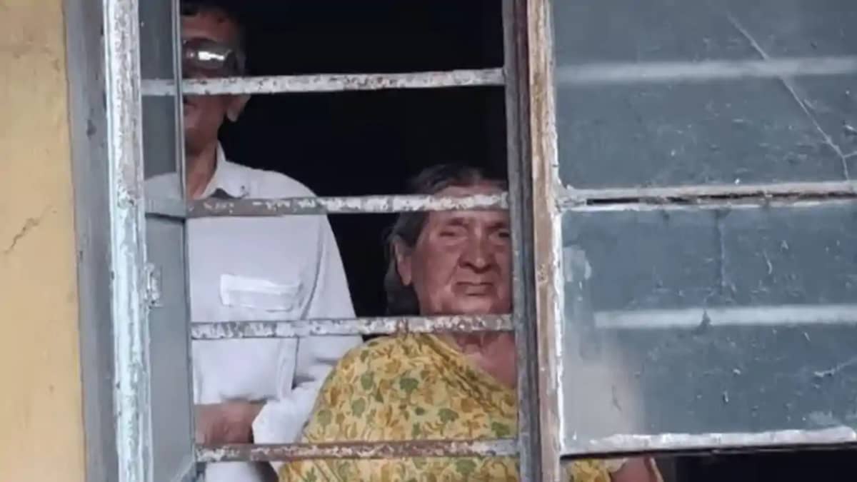 मानवता को शर्मसार करने वाली घटना,15 महीने से कमरे में बंधक ब मानवता को शर्मसार करने वाली घटना,15 महीने से कमरे में बंधक ब