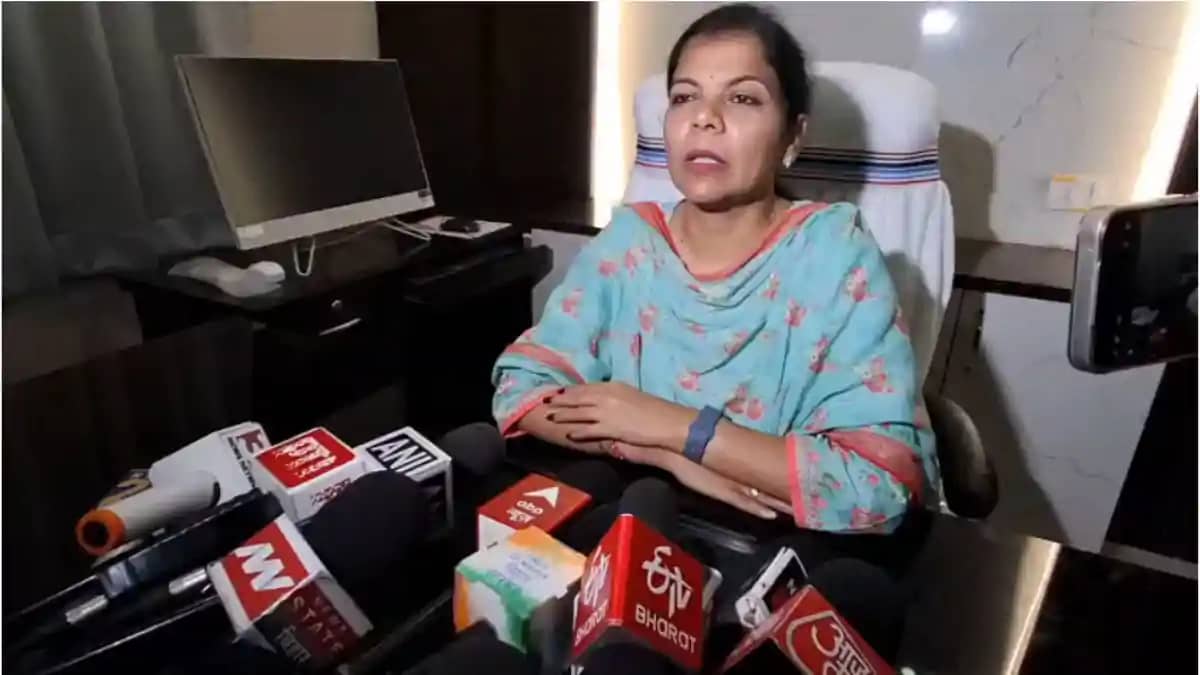 नाव हादसा मामले में डीएम की बड़ी कार्रवाई : स्थानीय थानेदार नाव हादसा मामले में डीएम की बड़ी कार्रवाई : स्थानीय थानेदार