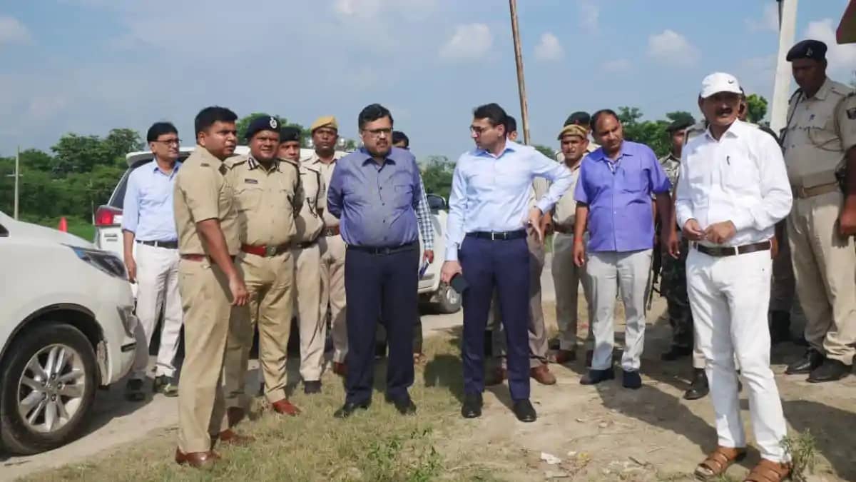 सीतामढ़ी के केथरिया गांव पहुंच प्रमंडलीय आयुक्त और डीआईजी शो सीतामढ़ी के केथरिया गांव पहुंच प्रमंडलीय आयुक्त और डीआईजी शो