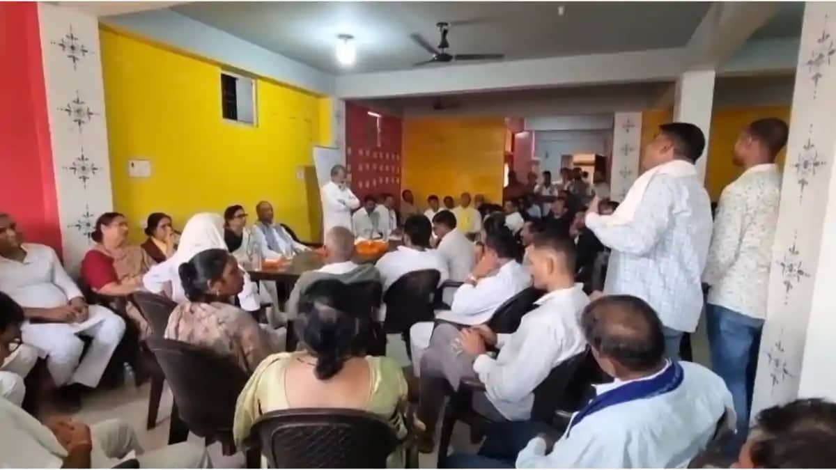 Bihar News : जन सुराज की बैठक में जमकर हुआ हंगामा, कार्यकर्त Bihar News : जन सुराज की बैठक में जमकर हुआ हंगामा, कार्यकर्त