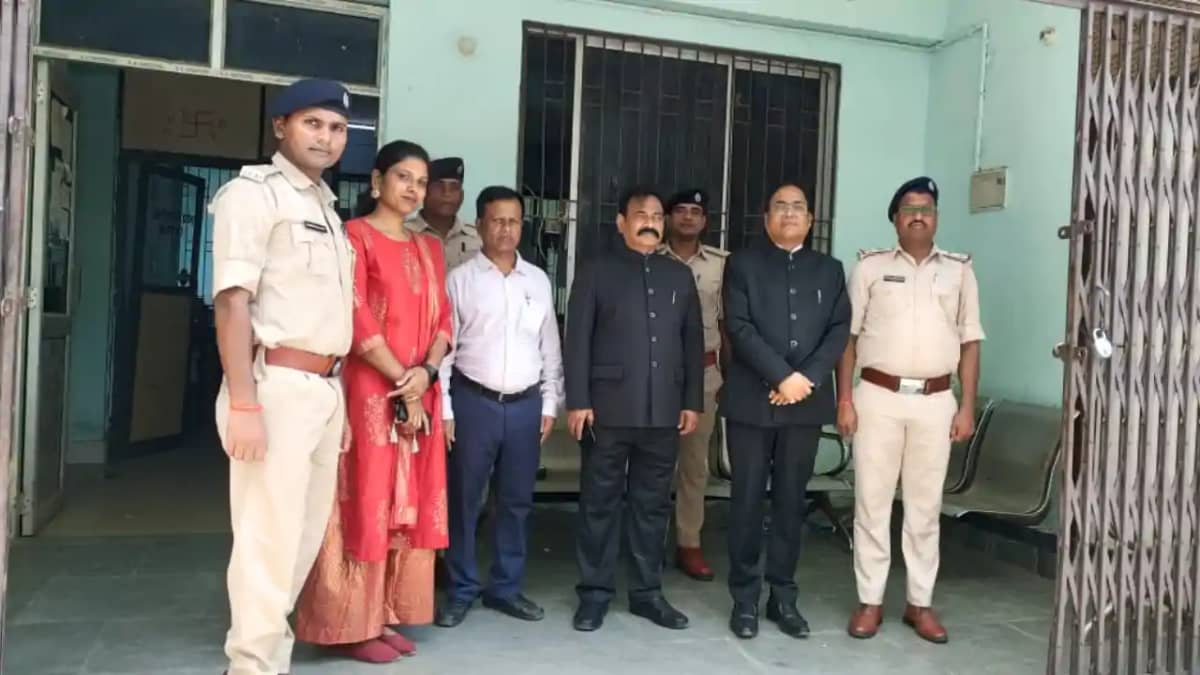Bihar Transport News : बेतिया में एमवीआई पूजा कुमारी के कार् Bihar Transport News : बेतिया में एमवीआई पूजा कुमारी के कार्