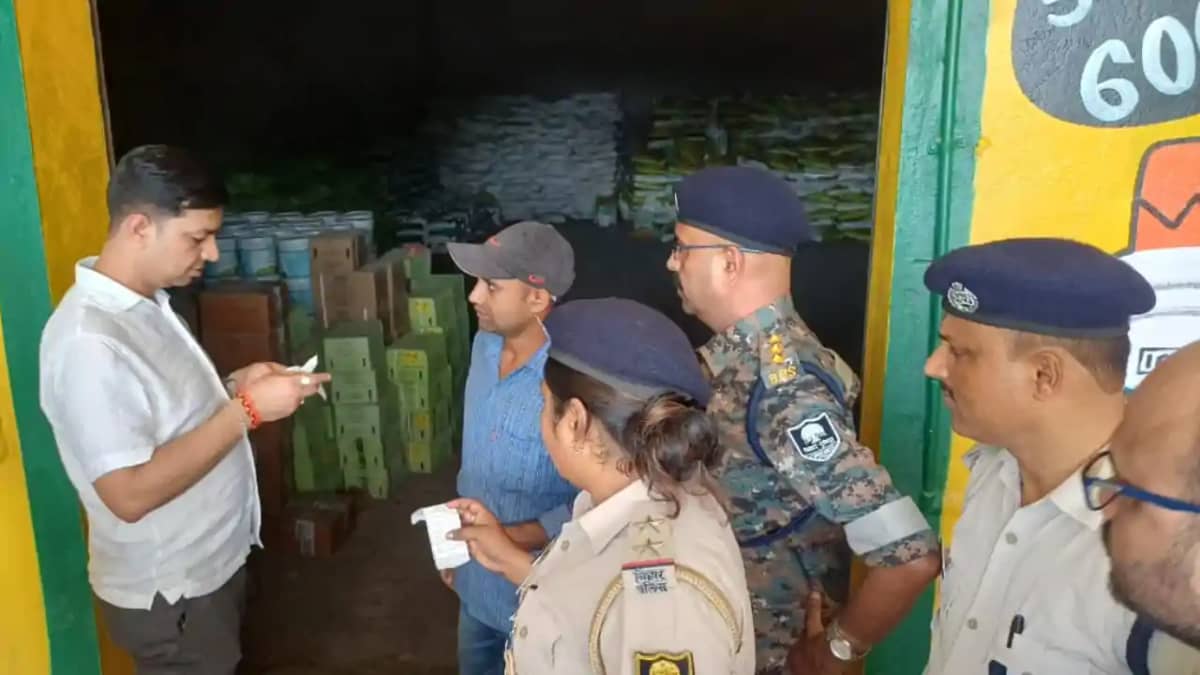Bihar News : मोतिहारी में इफको बाजार में यूरिया की कालाबाजार Bihar News : मोतिहारी में इफको बाजार में यूरिया की कालाबाजार