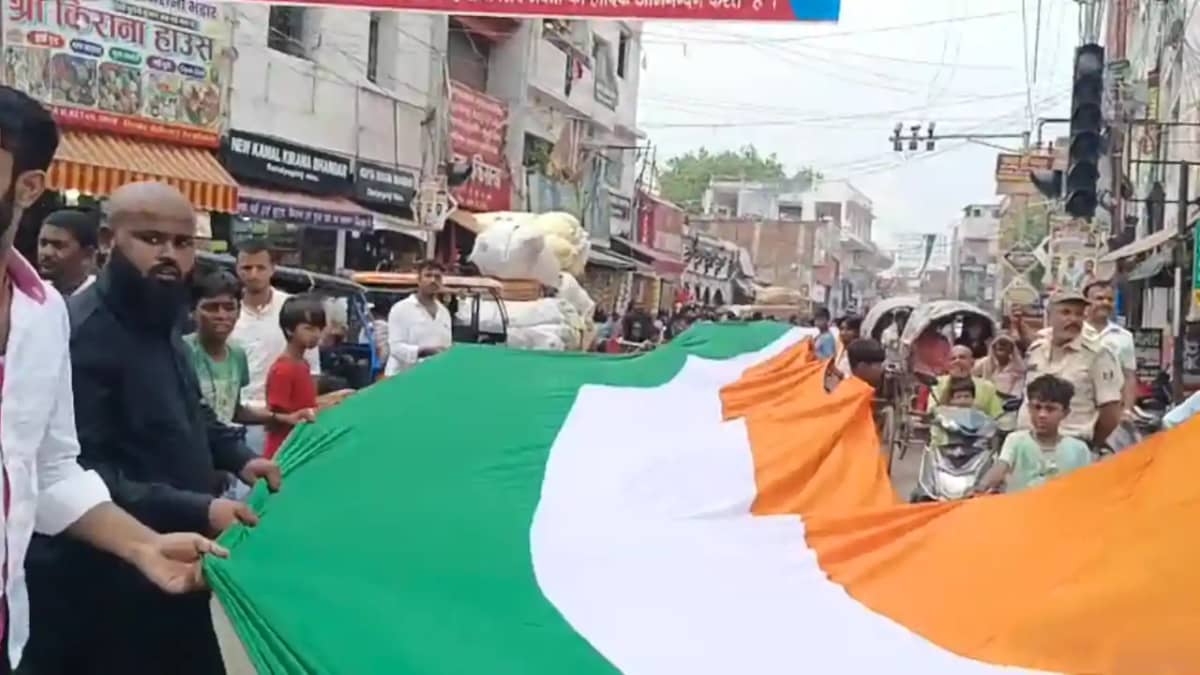 Bihar News : मुजफ्फरपुर में 1100 फीट लंबे तिरंगे के साथ निकल Bihar News : मुजफ्फरपुर में 1100 फीट लंबे तिरंगे के साथ निकल