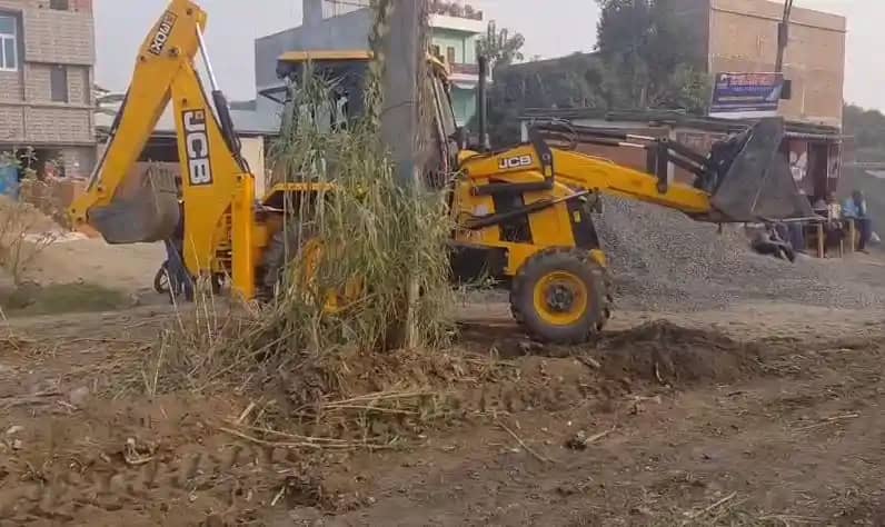 वैशाली के लालगंज में चला प्रशासन का बुलडोजर: भट्ठीपोखर में वैशाली के लालगंज में चला प्रशासन का बुलडोजर: भट्ठीपोखर में