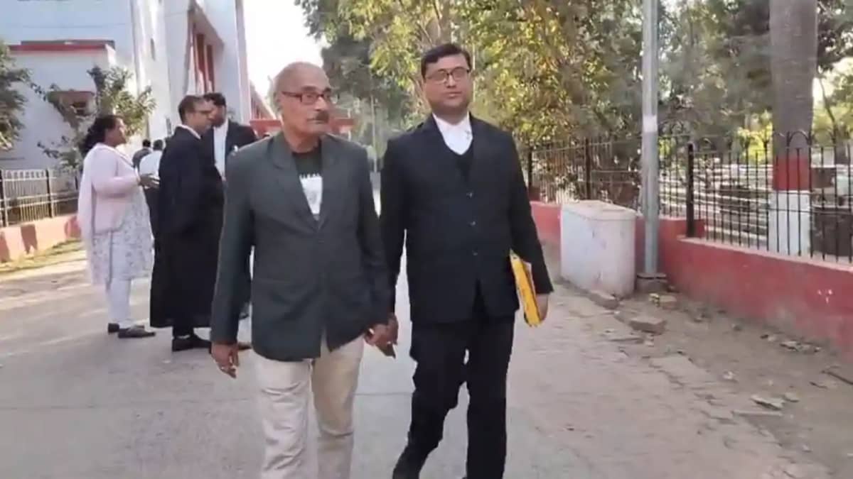 Bihar News : भागलपुर कोर्ट में जगदीशपुर CO सतीश कुमार पर दर् Bihar News : भागलपुर कोर्ट में जगदीशपुर CO सतीश कुमार पर दर्