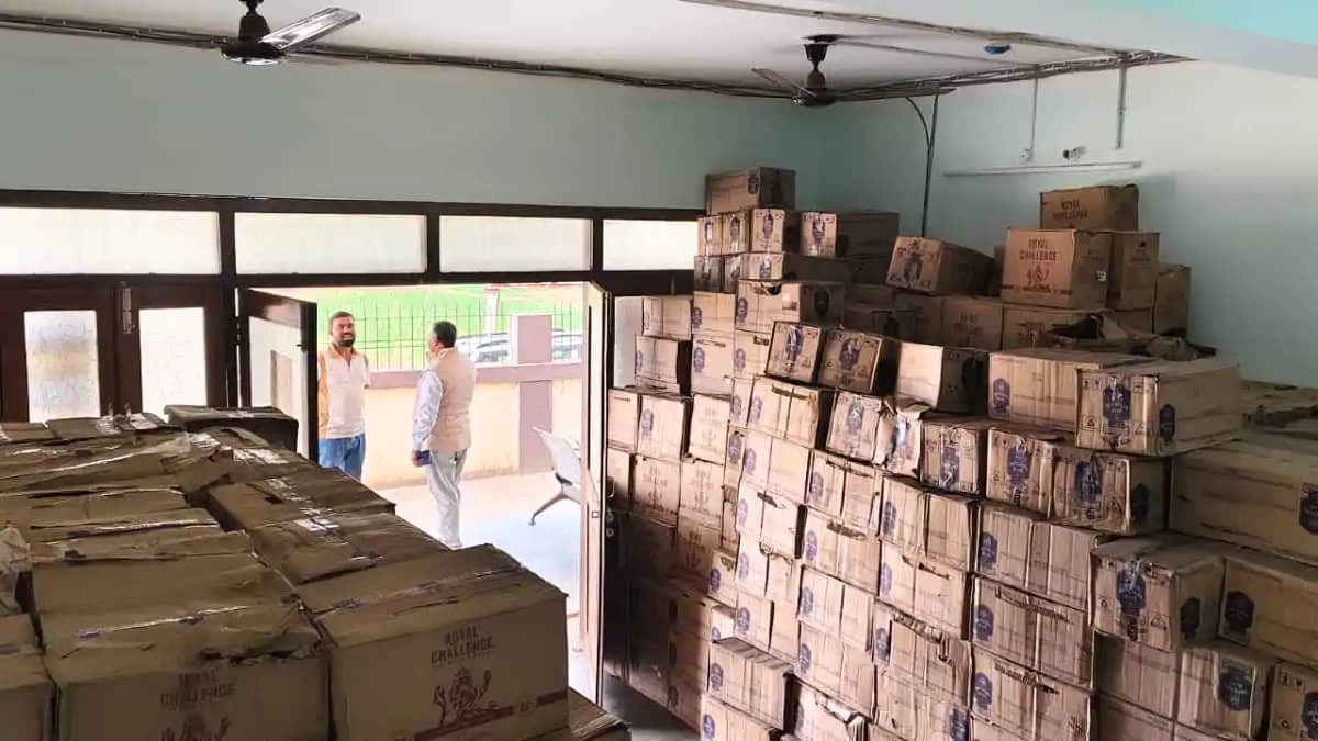 Bihar News : बांका में तेल टैंकर से 70 लाख की शराब पुलिस ने Bihar News : बांका में तेल टैंकर से 70 लाख की शराब पुलिस ने