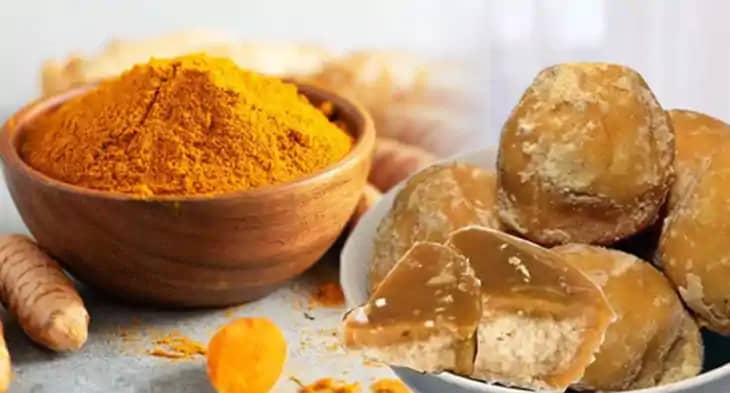 कच्ची हल्दी और गुड़ कच्ची हल्दी और गुड़