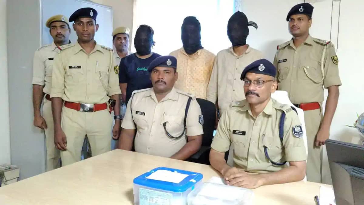 चेकिंग के दौरान कार से हथियार बरामद, 3 गिरफ्तार, जमीन कब्जा चेकिंग के दौरान कार से हथियार बरामद, 3 गिरफ्तार, जमीन कब्जा