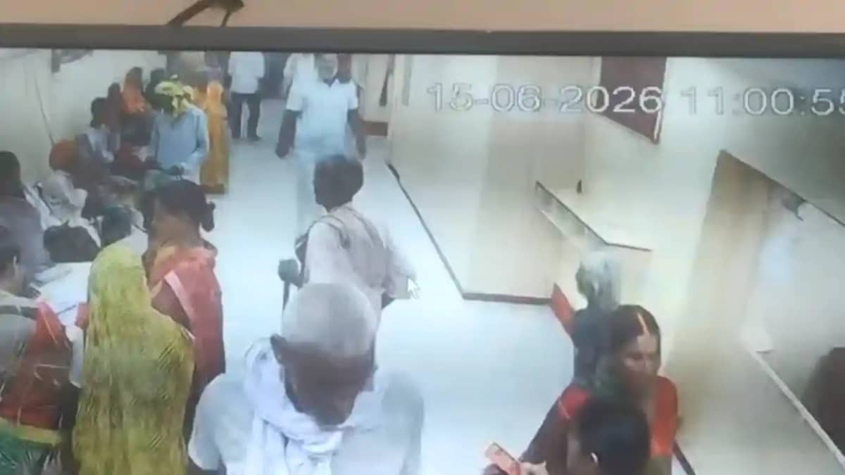 Bihar News : नवादा में दिनदहाड़े ठगी ! PNB में शातिरों ने चौ Bihar News : नवादा में दिनदहाड़े ठगी ! PNB में शातिरों ने चौ