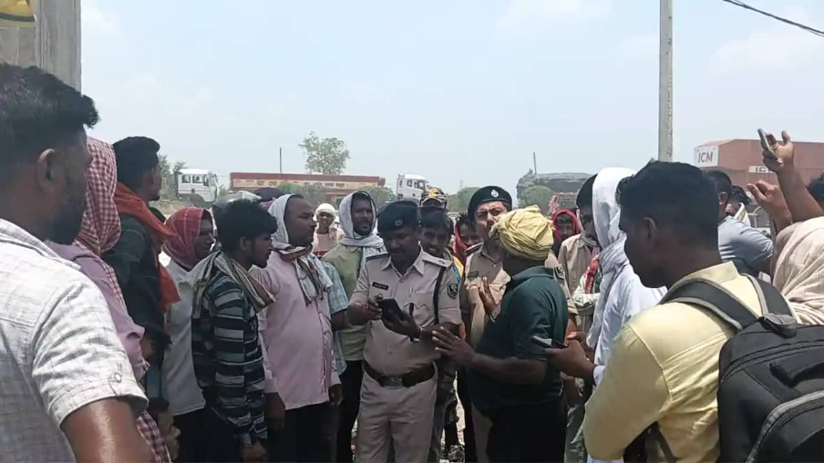 Bihar News : कैमूर में बड़ा हादसा, 5 टन वजनी तार गिरने से मज Bihar News : कैमूर में बड़ा हादसा, 5 टन वजनी तार गिरने से मज