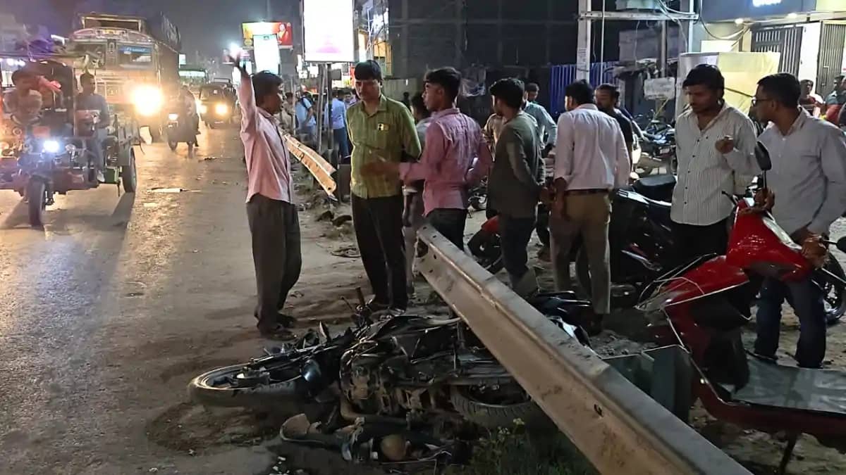 Bihar Road Accident : बेतिया में गैस सिलेंडर लदे ट्रक का कहर Bihar Road Accident : बेतिया में गैस सिलेंडर लदे ट्रक का कहर