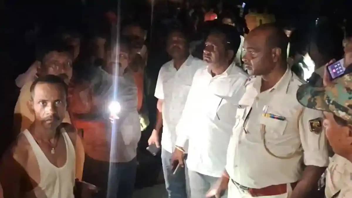 बांस लदे ट्रैक्टर ने बाइक को रौंदा: एक की मौके पर दर्दनाक मौ बांस लदे ट्रैक्टर ने बाइक को रौंदा: एक की मौके पर दर्दनाक मौ