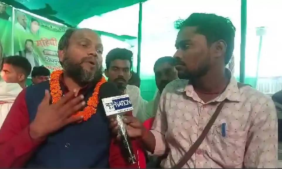 हवाई चप्पल में दिखने वाले 'BDO', जनता के मिले चंदे पैसे से च हवाई चप्पल में दिखने वाले 'BDO', जनता के मिले चंदे पैसे से च