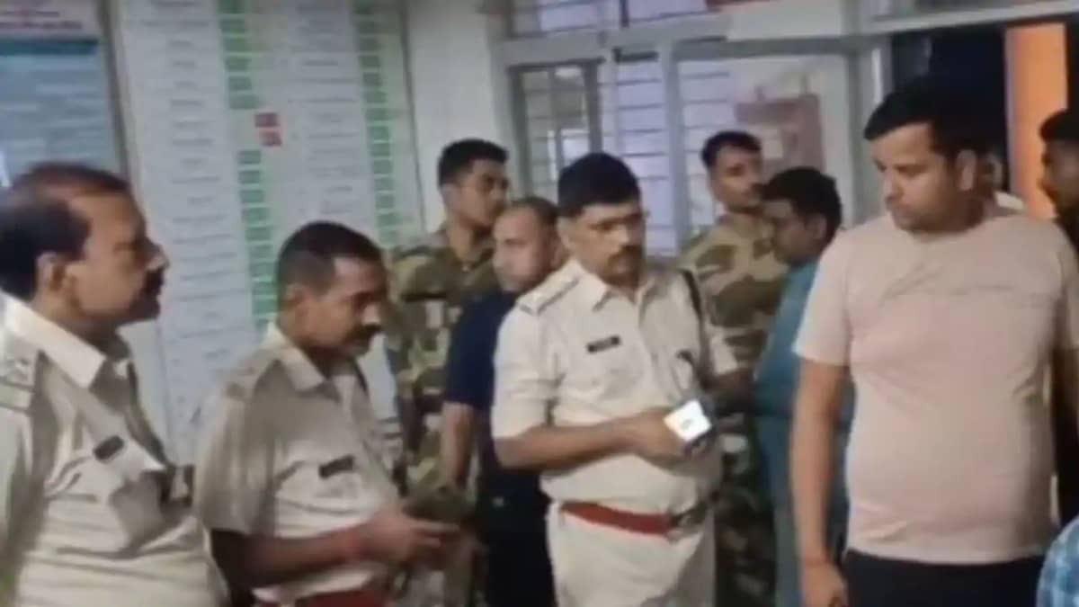 Bihar Police: चुनाव ड्यूटी पर जा रही CISF की बस को ट्रक ने म Bihar Police: चुनाव ड्यूटी पर जा रही CISF की बस को ट्रक ने म