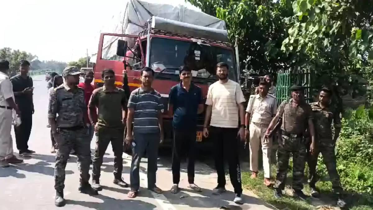 Bettiah News : बेतिया में पिकअप पर लोड लाखों रूपये की शराब प Bettiah News : बेतिया में पिकअप पर लोड लाखों रूपये की शराब प