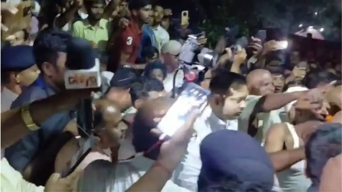 नाव हादसे के बाद राघोपुर पहुंचे तेजस्वी यादव का भारी विरोध, नाव हादसे के बाद राघोपुर पहुंचे तेजस्वी यादव का भारी विरोध,