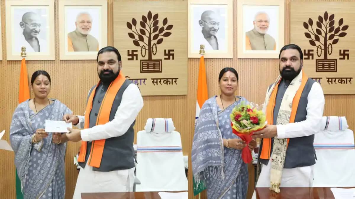 Bihar News : बाढ़ पीड़ित परिवारों की मदद के लिए विधायक छोटी Bihar News : बाढ़ पीड़ित परिवारों की मदद के लिए विधायक छोटी