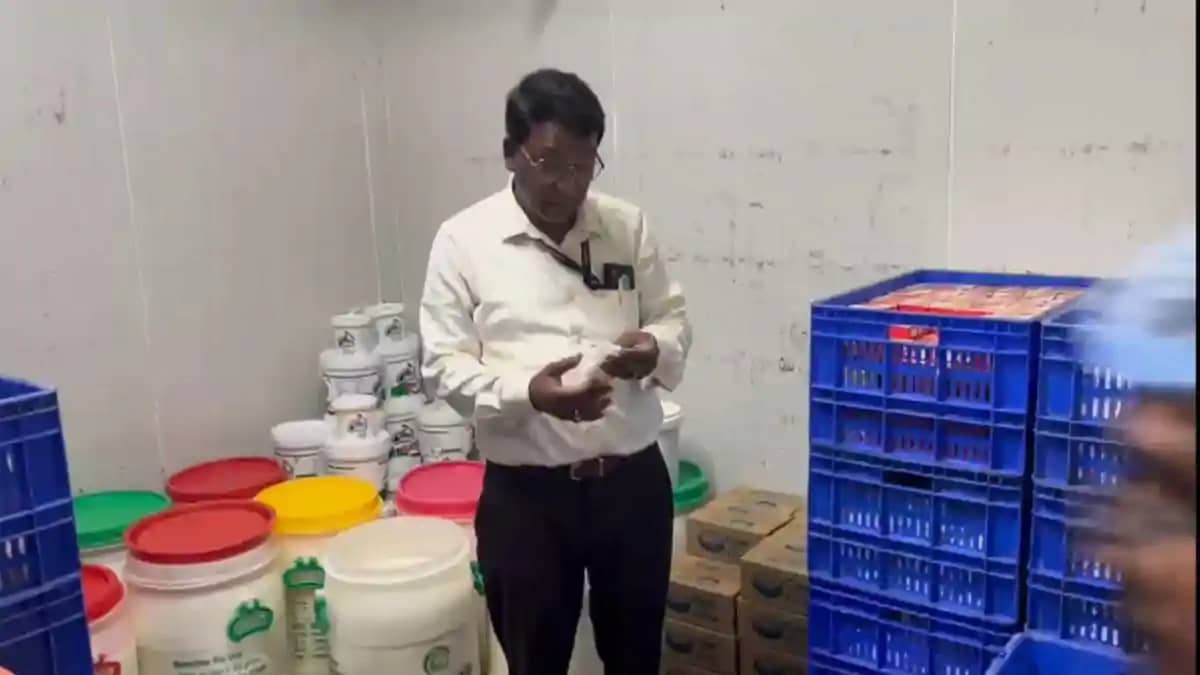 डेयरी प्रोडक्ट फैक्ट्री में खाद्य विभाग की छापेमारी, मिलावटी डेयरी प्रोडक्ट फैक्ट्री में खाद्य विभाग की छापेमारी, मिलावटी