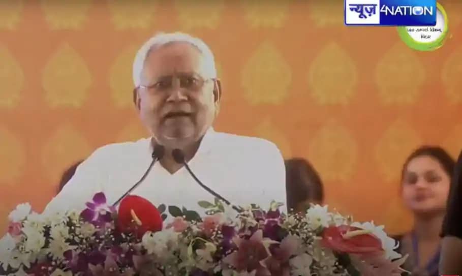 Bihar politics - पूर्णिया में पीएम मोदी के सामने सीएम नीतीश Bihar politics - पूर्णिया में पीएम मोदी के सामने सीएम नीतीश