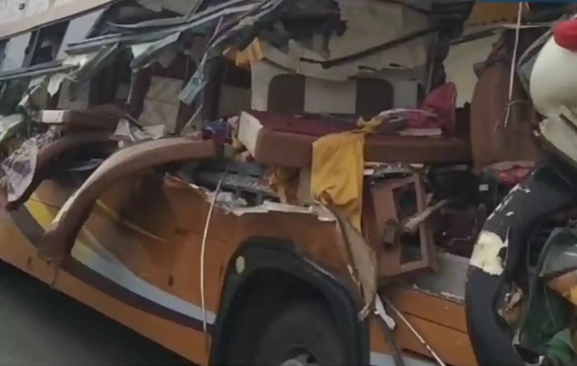 UP NEWS: ओवर टेक के चक्कर में ट्रेलर से टकराई टूरिस्ट बस, चा UP NEWS: ओवर टेक के चक्कर में ट्रेलर से टकराई टूरिस्ट बस, चा