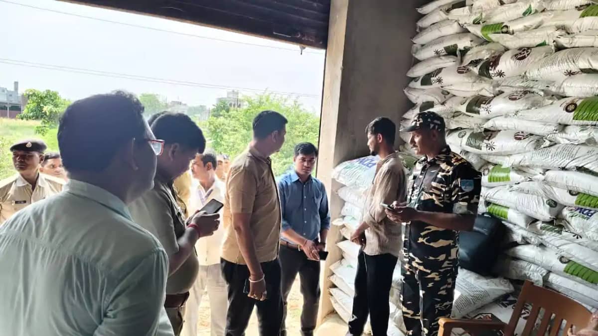 Bihar News : मोतिहारी में खाद कालाबाजारियों पर प्रशासन ने कस Bihar News : मोतिहारी में खाद कालाबाजारियों पर प्रशासन ने कस