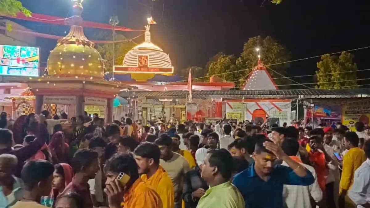 सोमेश्वरनाथ महादेव मंदिर में तीसरी सोमवारी पर हेलीकॉप्टर से सोमेश्वरनाथ महादेव मंदिर में तीसरी सोमवारी पर हेलीकॉप्टर से