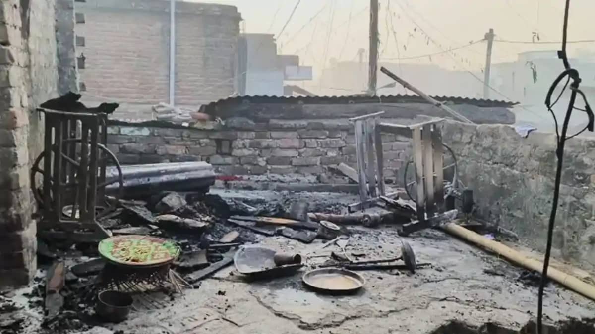Bihar News:शॉर्ट सर्किट से उठी आग ने उजाड़ दी आठ भाइयों की द Bihar News:शॉर्ट सर्किट से उठी आग ने उजाड़ दी आठ भाइयों की द
